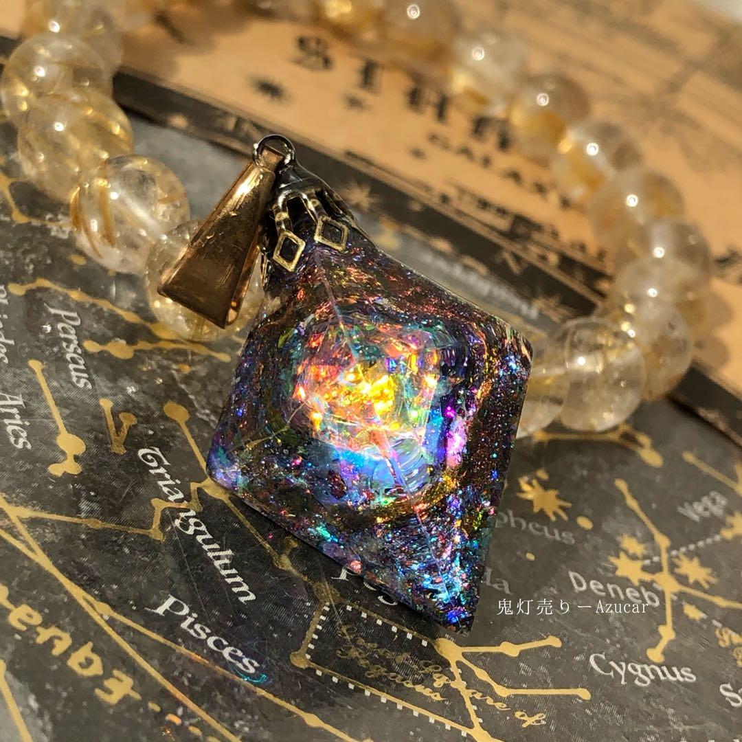 ブラックオパール色の光を集めて。 宇宙レジンネックレス
