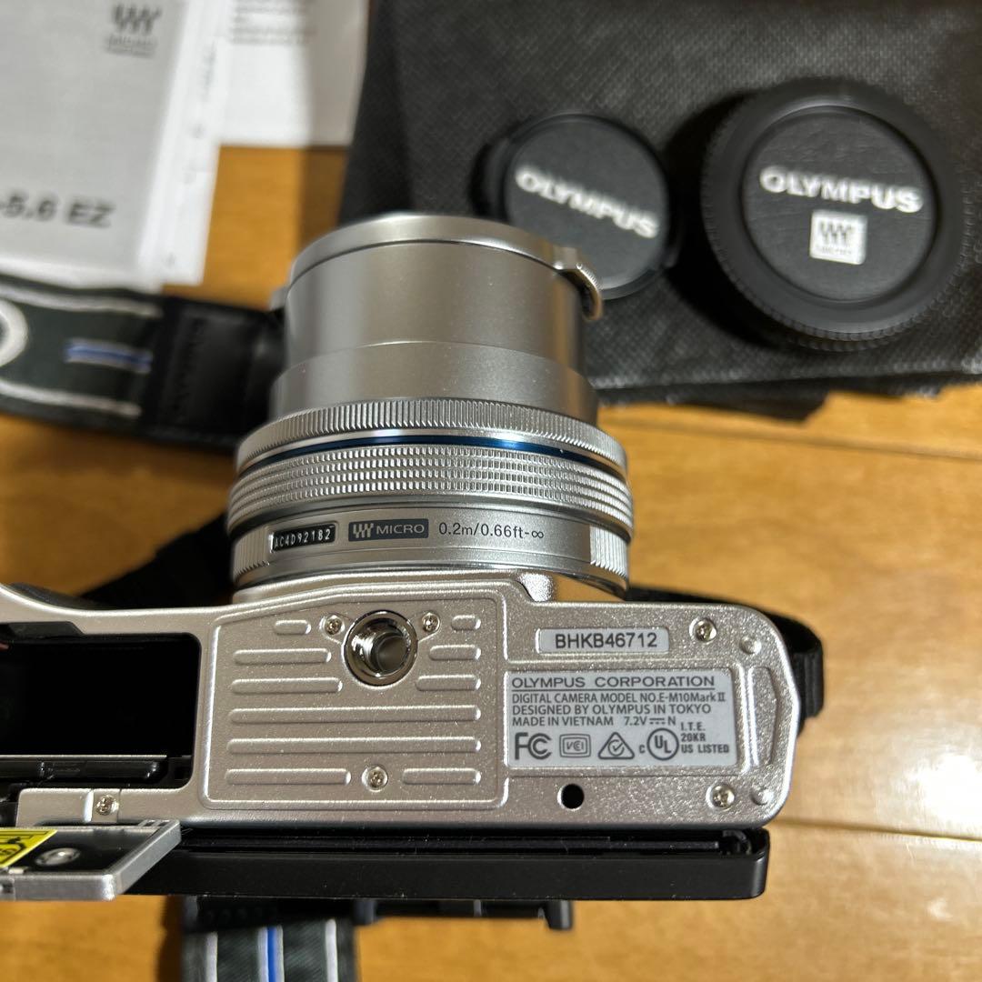 OLYMPUS E-M10IIミラーレス一眼　バッテリー充電器SDカード