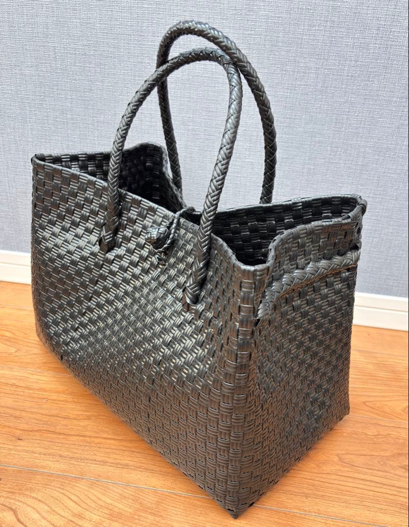 黒の編み込みトートバッグ　自立する　マルシェバッグ