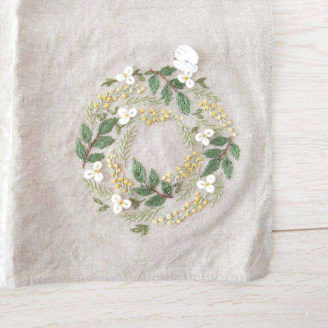 手刺繍入り　リネンクロス/リネンハンカチ【フラワーリースと蝶々】