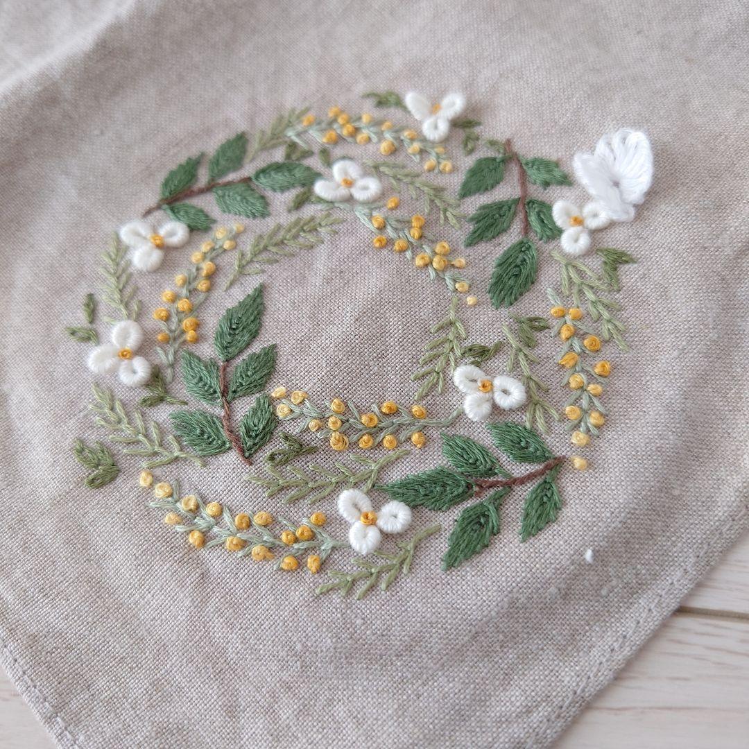 手刺繍入り　リネンクロス/リネンハンカチ【フラワーリースと蝶々】