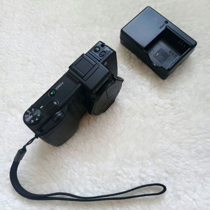 RICOH GX200 コンパクトデジタルカメラ自動開閉式キャップ付本体と充電器