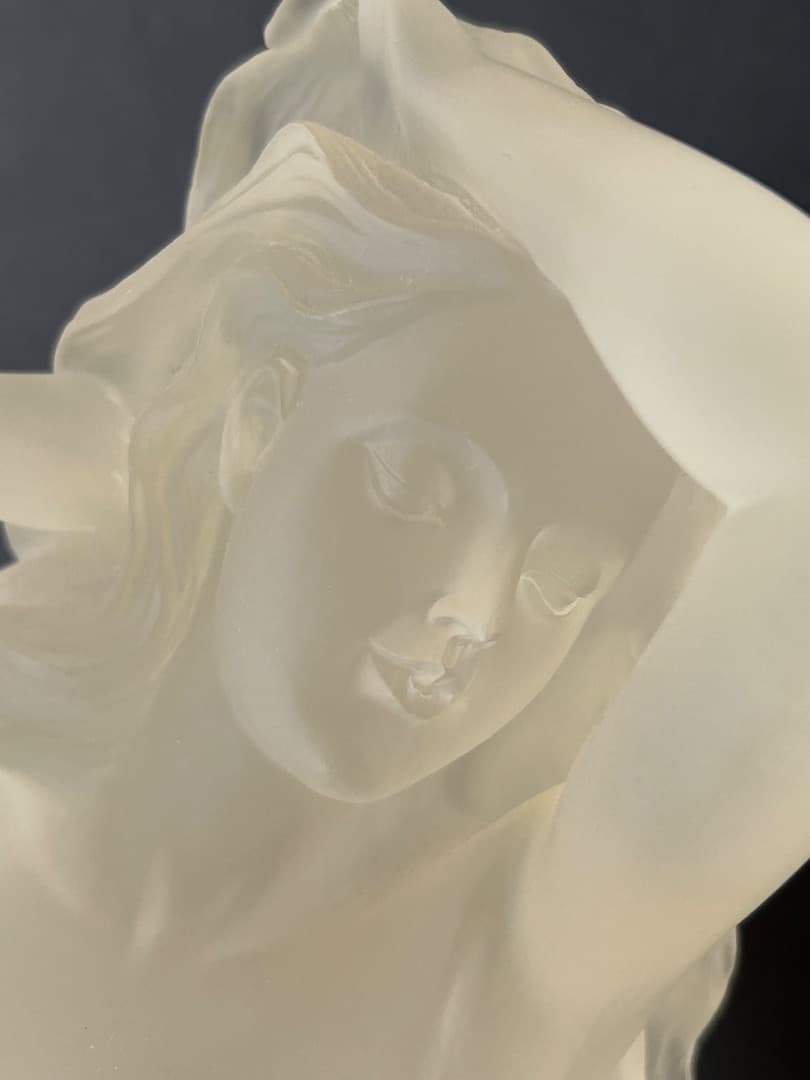 裸婦像 (LALIQUE の OCEANIDE に似た像)