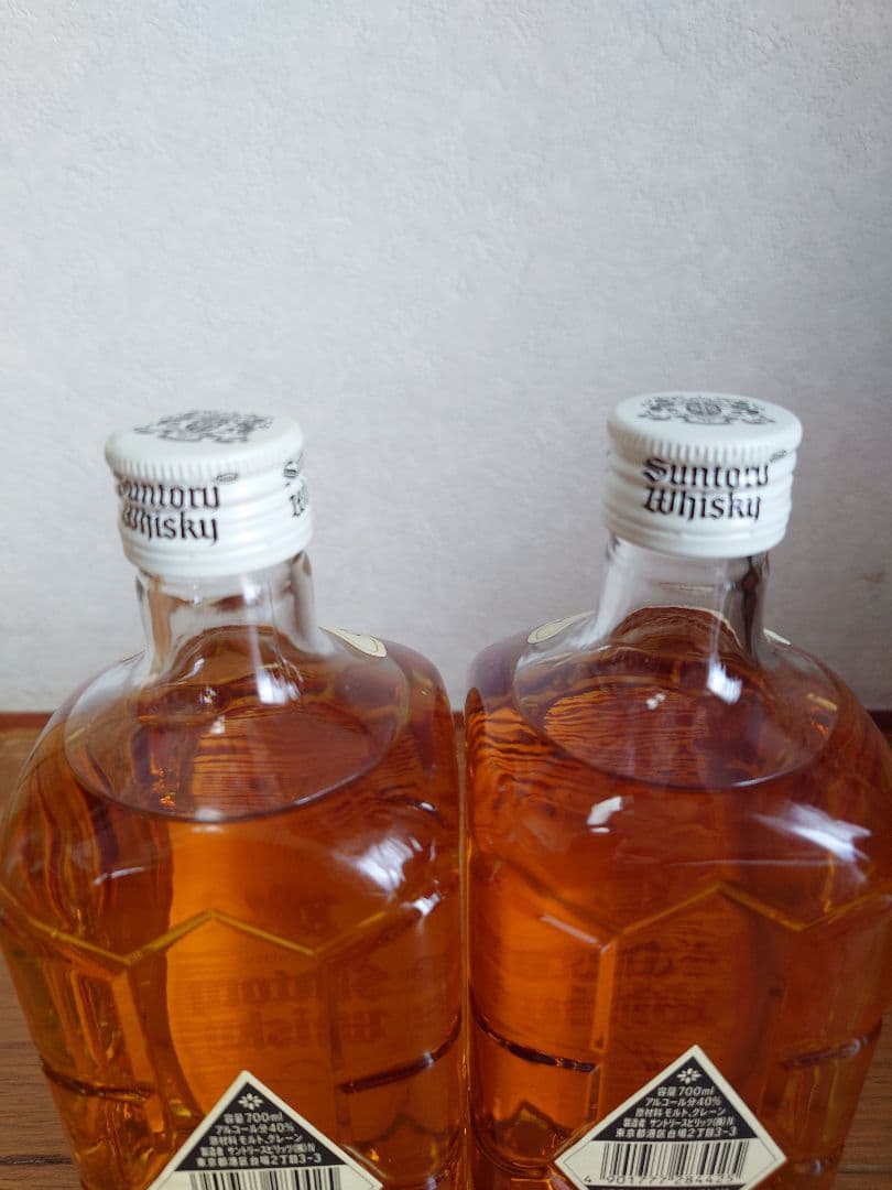 新品・未開封 　復刻版　白角角瓶　　終売品　　　７００ml２本　 箱無し　㋕92
