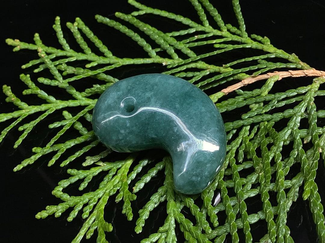 ✳糸魚川青緑コン沢翡翠　吉祥文様*白雪輪入り　一生物　鑑定機関鑑別書付　御守りに