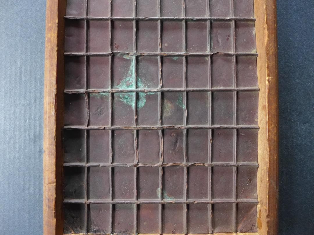 珍品　時代物　江戸・天保年間　一分判金？銭枡　木製　10x8個枡　骨董