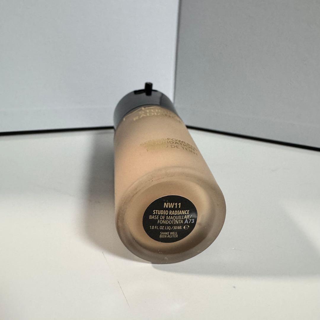 MAC Studio Radiance NW11 リキッドファンデーション