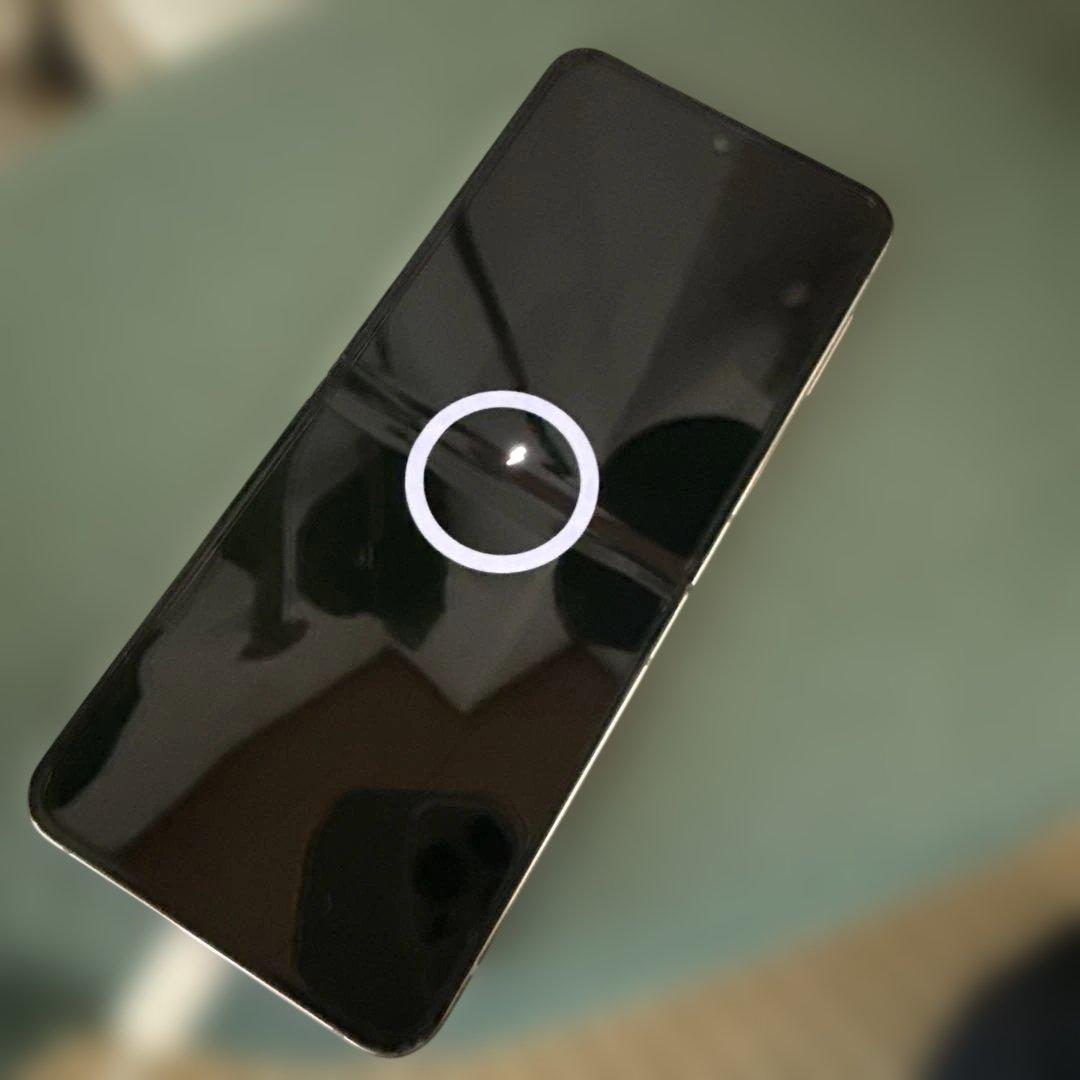折りたたみ式スマートフォン ゴールドflip