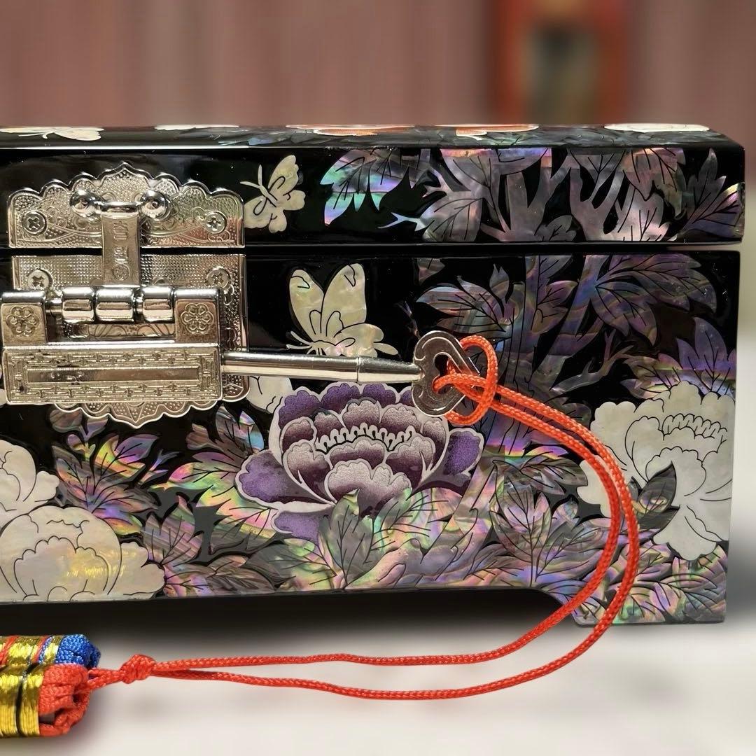 貝殻細工の黒い装飾箱（宝石箱）鍵付