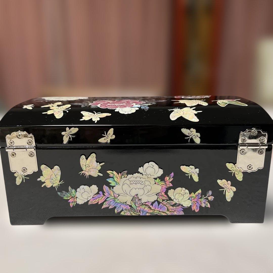 貝殻細工の黒い装飾箱（宝石箱）鍵付