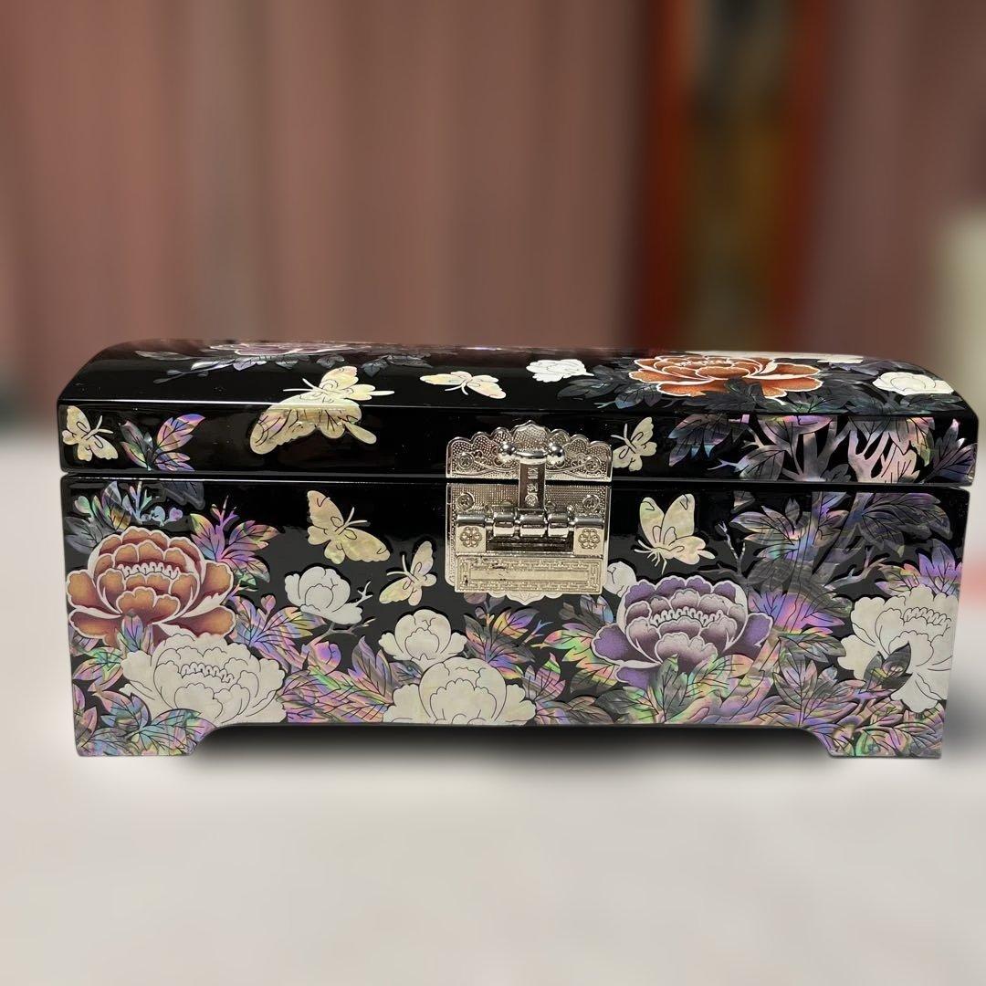 貝殻細工の黒い装飾箱（宝石箱）鍵付