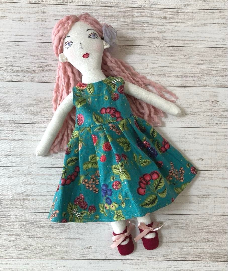 ハンドメイド着せ替え人形　ピンクヘアさん