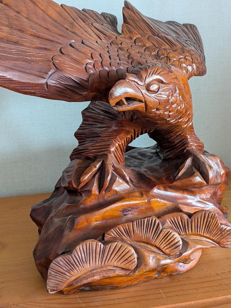 鷲の木彫り彫刻品