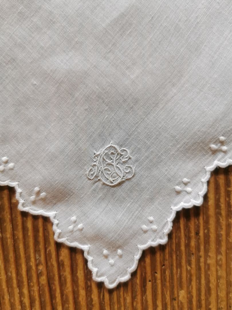 アンティーク フランス 花弁スカラップ 3ドット 筆記体イニシャル刺繍 ハンカチ
