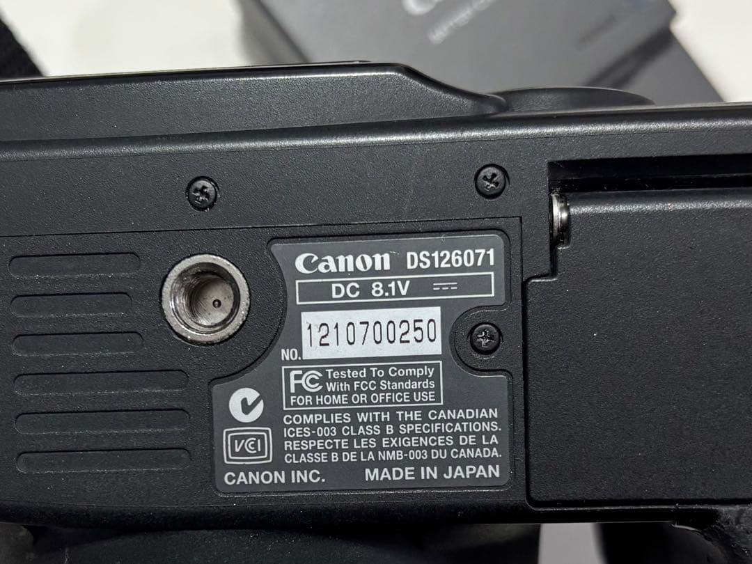 キャノン　Canon EOS Kiss N デジタル一眼レフカメラ　レンズ付き