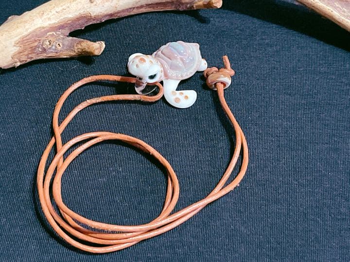 ハンドメイド　ガラス細工 ネックレス　ウミガメデザイン