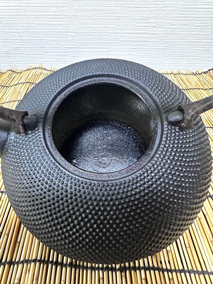 ほぼ未使用品　南部名工金秀 及春鋳造捻鉉算盤形アラレ南部鉄瓶　南部鉄器　鉄瓶
