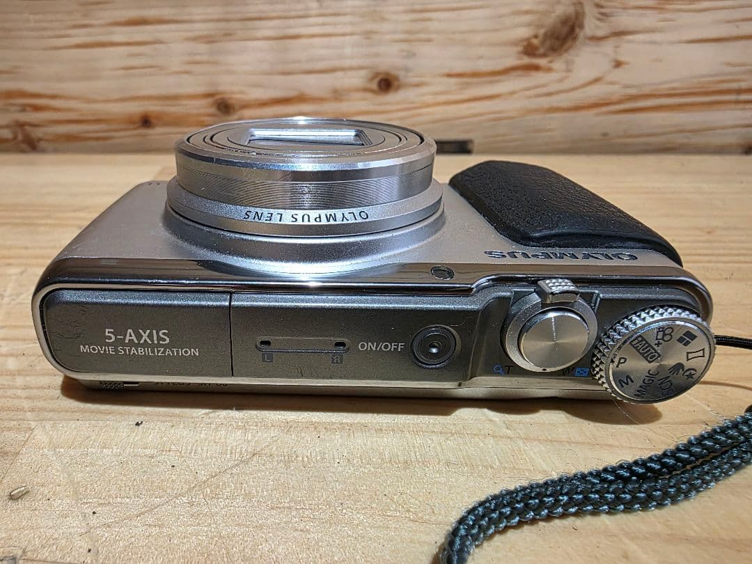 OLYMPUS SH-60 コンパクトデジタルカメラ シルバー 04984