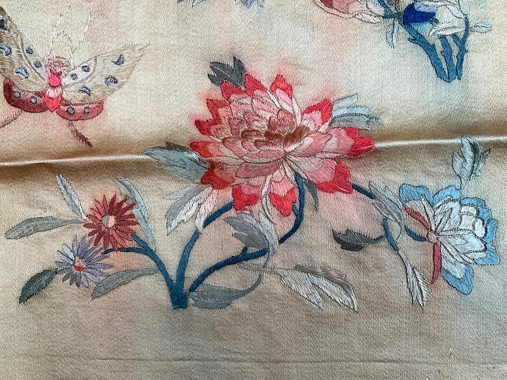 【繍】　★ 織繍 白色緞地花蝶紋繍片 ★　清朝期　花卉 胡蝶 刺繍文様　明清繍品