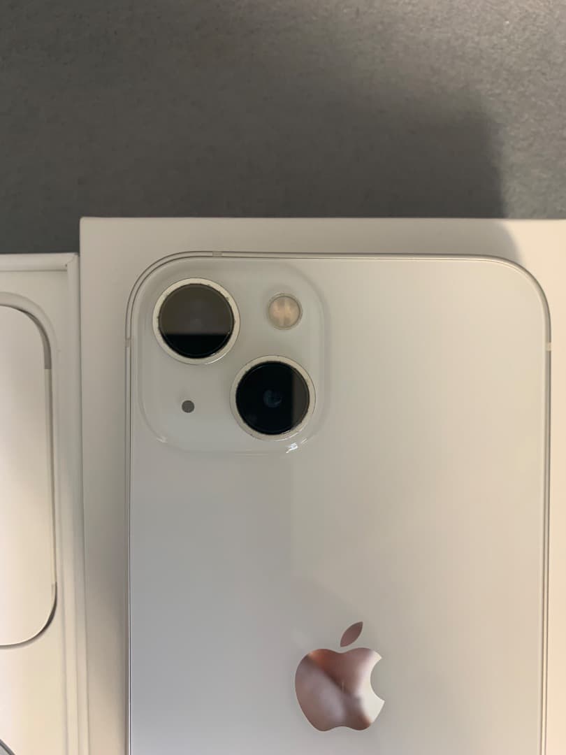 美品　国内版　SIMフリー　iPhone13 128GB スターライト色