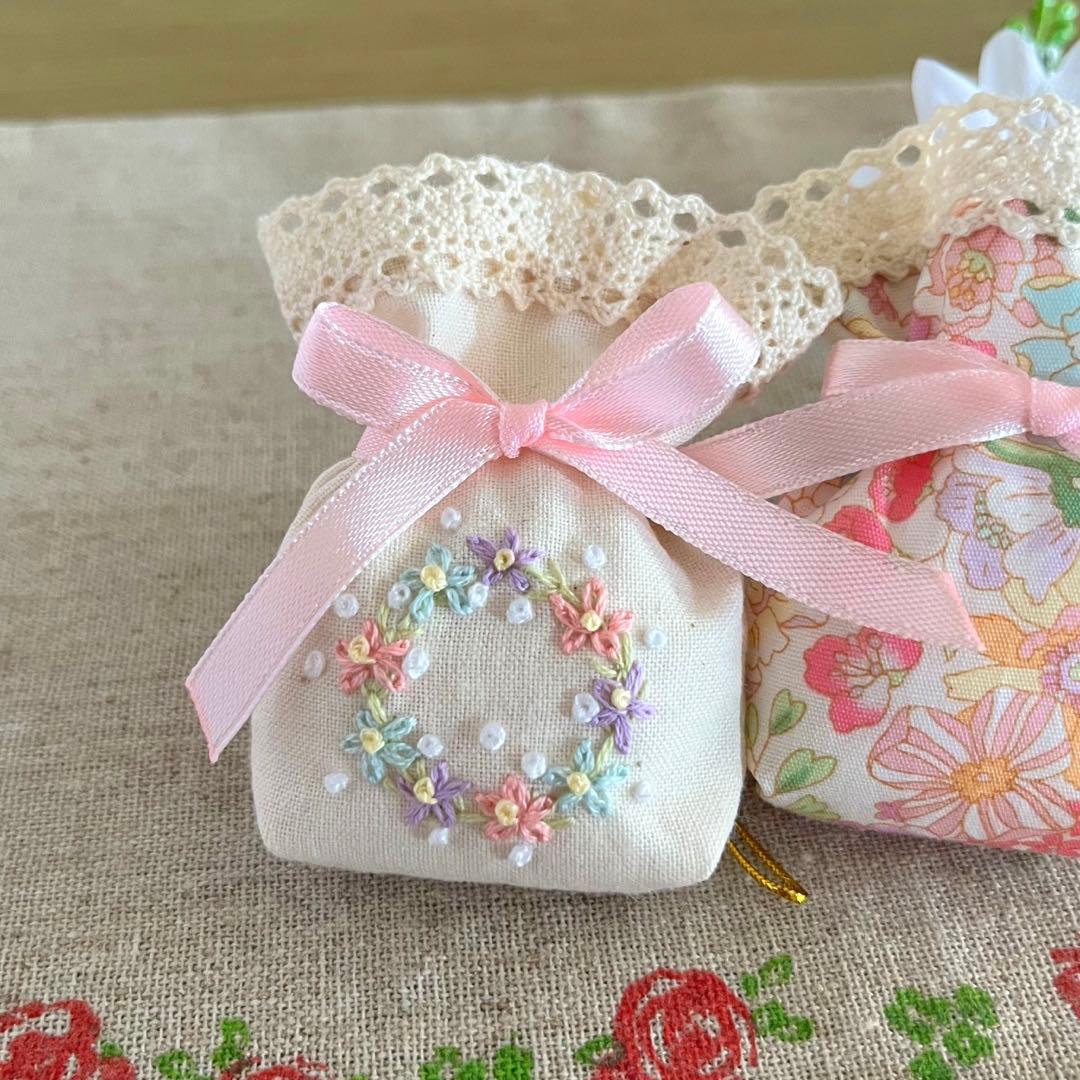 2310-32 ミニストラップサシェ 香り袋 2個組 花柄 刺繍 パステルピンク