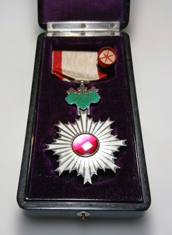 【勲章】勲六等単光旭日章　共箱付　旧日本軍　コレクション　現状品