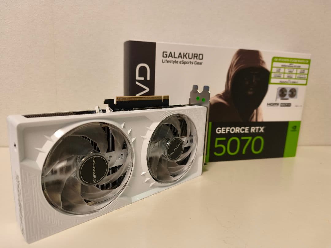GeForce RTX 5070 グラフィックボード ホワイト/デュアルファン