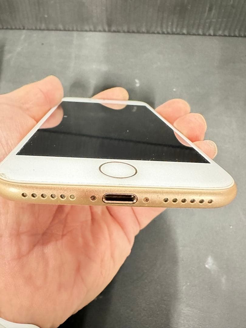 Apple iPhone 8 ゴールド 本体 ドコモ SIMフリー