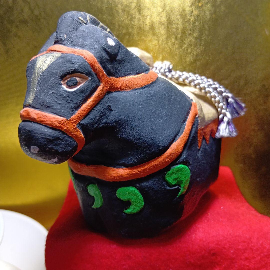 黒い陶器の馬の形状の郷土玩具
