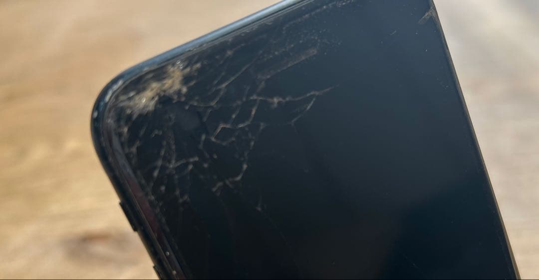 iPhone SE (第3世代) ブラック 本体 画面ひび割れあり　ジャンク