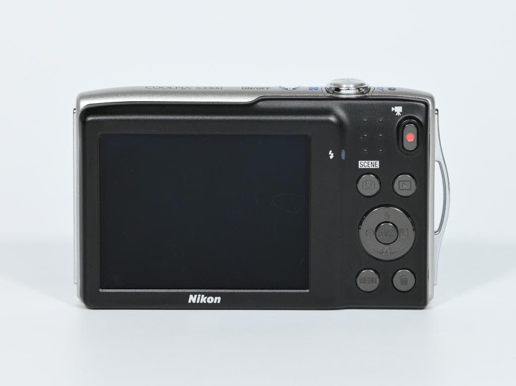 【美品】 ニコン　Nikon COOLPIX S3300 クリスタルシルバー