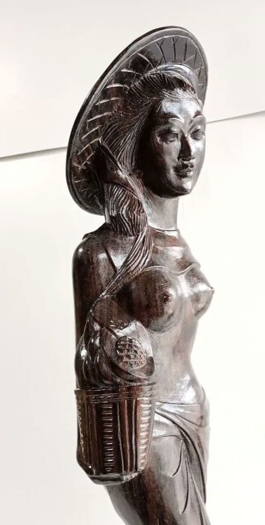 「木製彫刻 果物籠を持つ女」1点です。(BALI 工芸品)