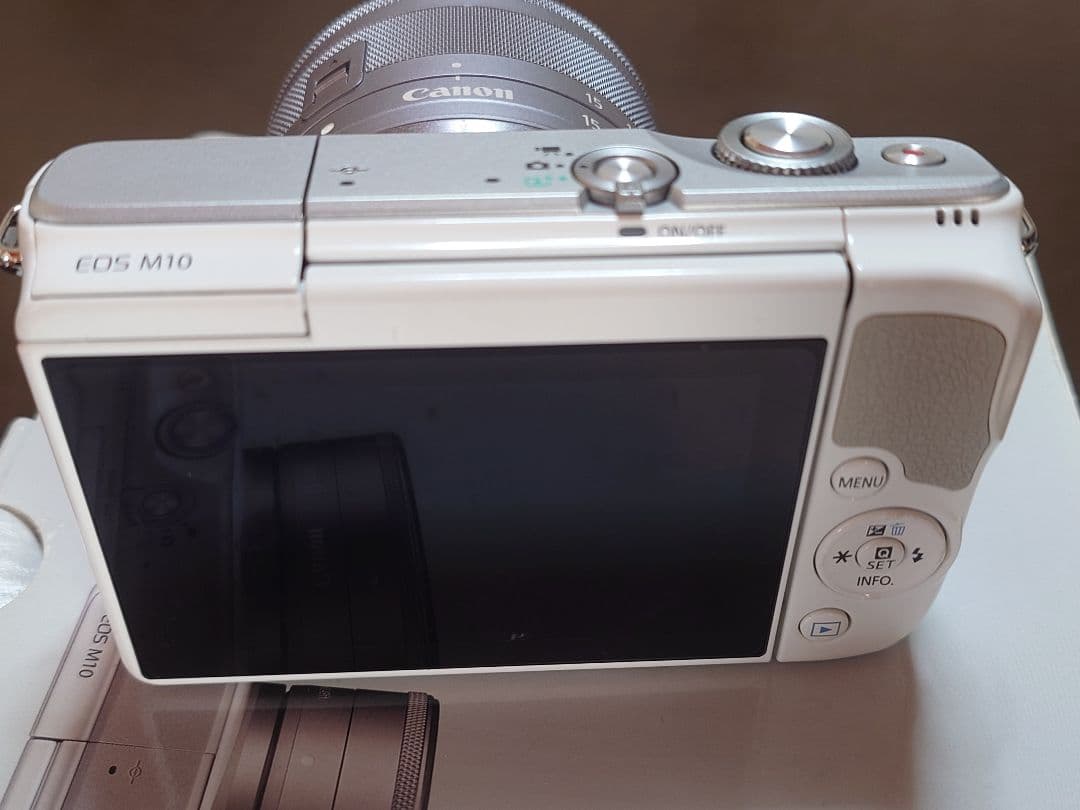 Canon EOS M10 ホワイト 15-45mmレンズ付き
