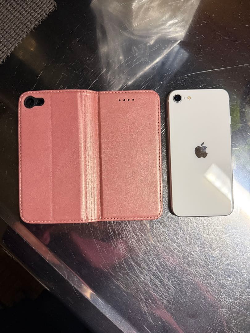 iPhoneSE（第二世代）ホワイト 64gb カバー&新品充電ケーブル付属