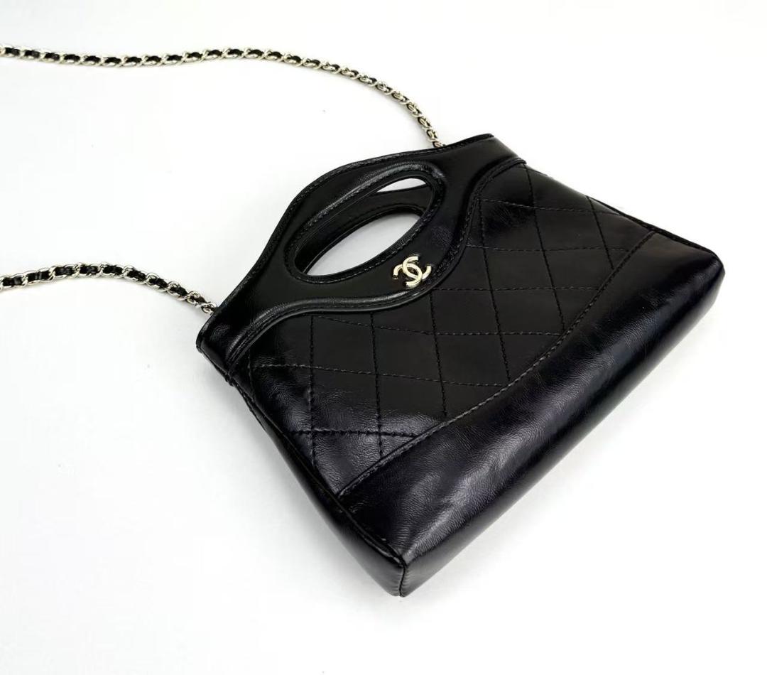 CHANEL キルティング エナメル加工バッグ