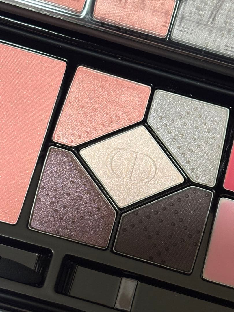 Diorアイシャドウ、ファンデーション、リップのパレット