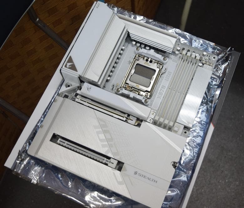 ギガバイト X870 AORUS STEALTH ICE ゲーミングマザーボード