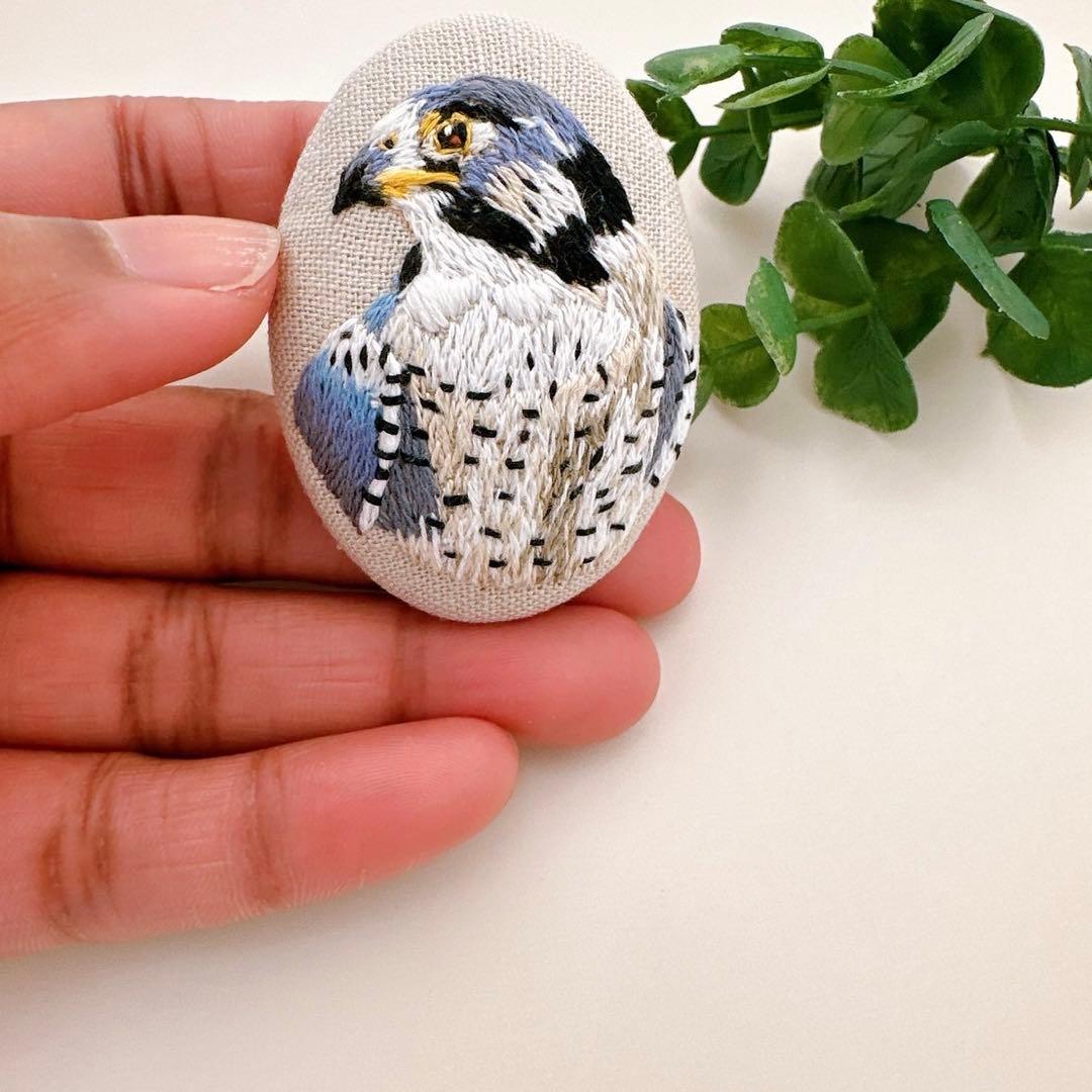 鷹の刺繍ブローチ