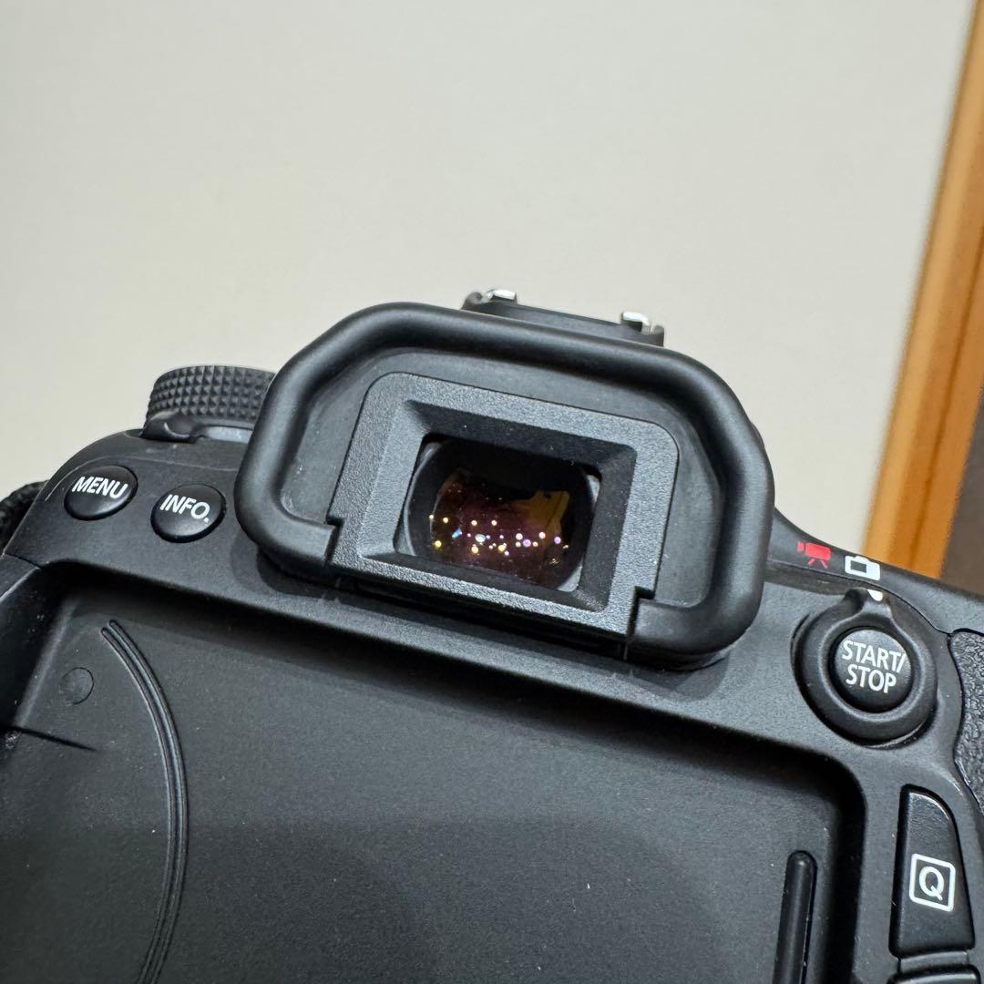 CANON EOS 70D キャノン　EFS18-135mm