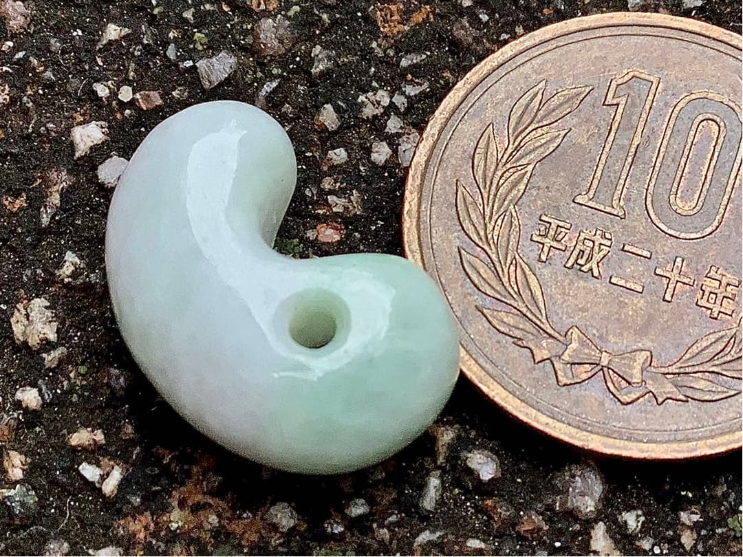 ✳極上の氷肌　神秘の勾玉　糸魚川翡翠勾玉　★ソーティング取得品⭕️特別安価お値段‼️