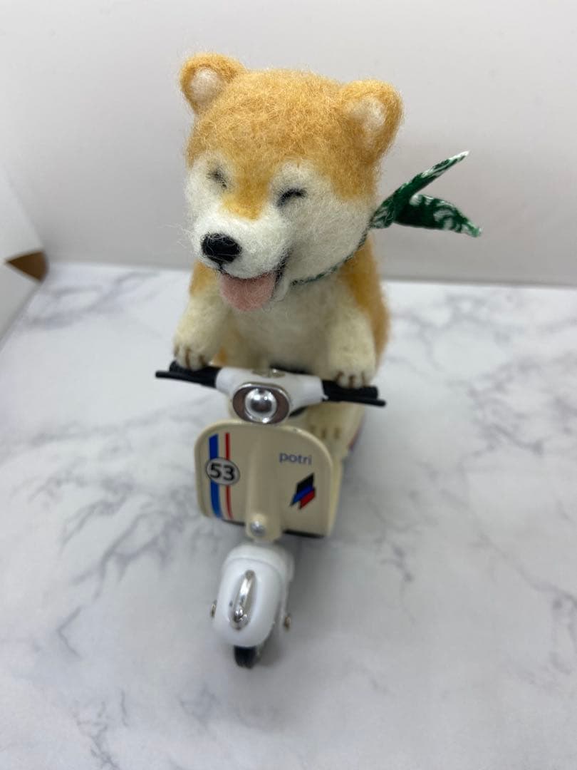 羊毛フェルト柴犬 犬 バイク ヘルメット付き