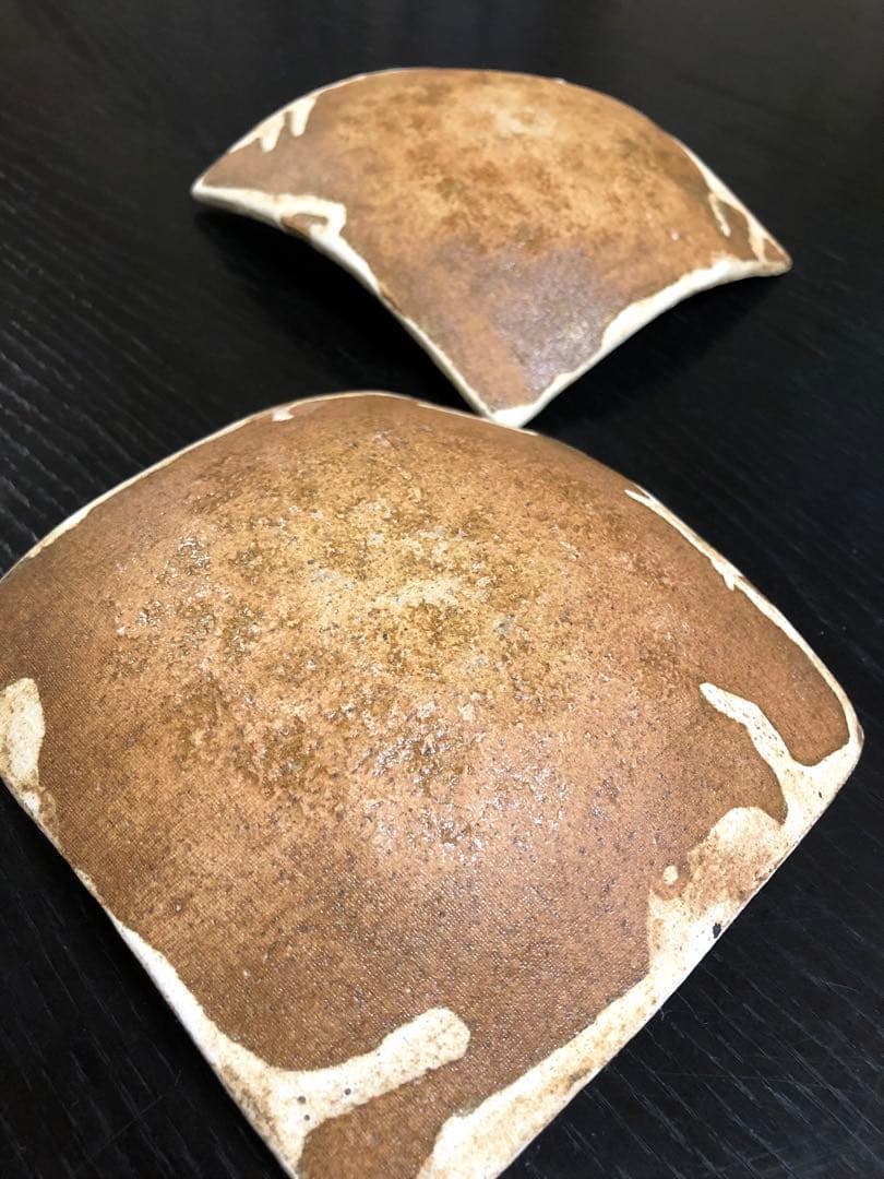 ぬくもりのあるお色味の 陶器の角皿2枚