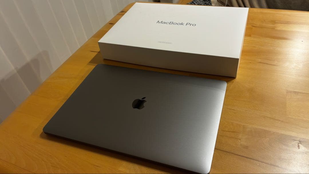 MacBookPro A1990 i7 16GB 256GB 中古美品