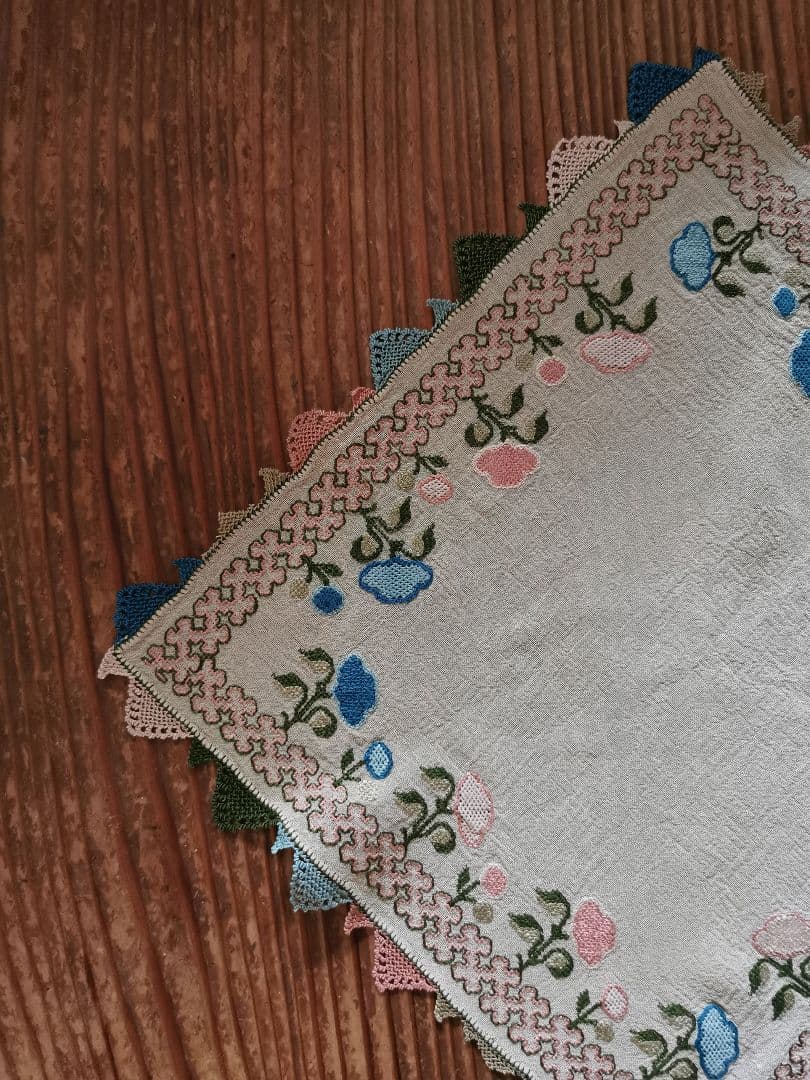 アンティーク 美しい花とモザイク色糸刺繍 シルククロス トライアングルレース装飾