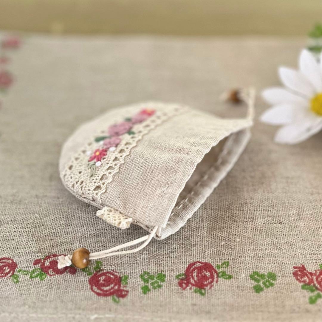 2401-36 手のひら巾着サシェ 香り袋 綿麻 レース ローズ 刺繍 ピンク