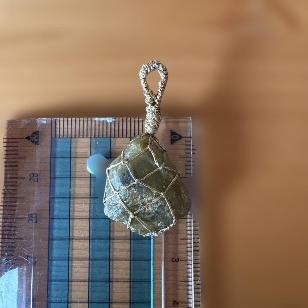 原石スフェーン　金糸編み　天然石ペンダント グリーン系 約5cm