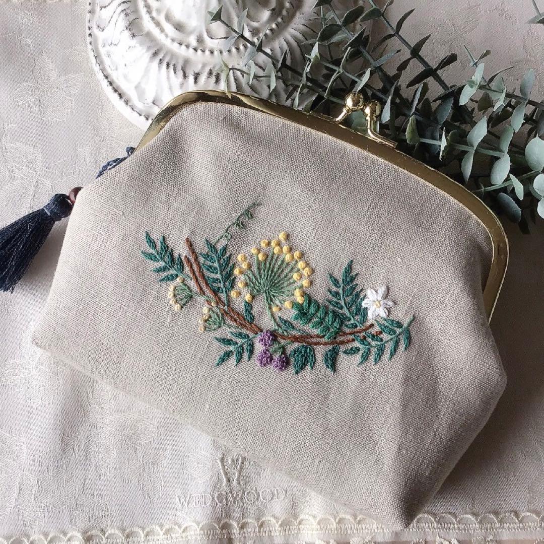 春のリースのがま口ポーチ　モリス　手刺繍　ハンドメイド