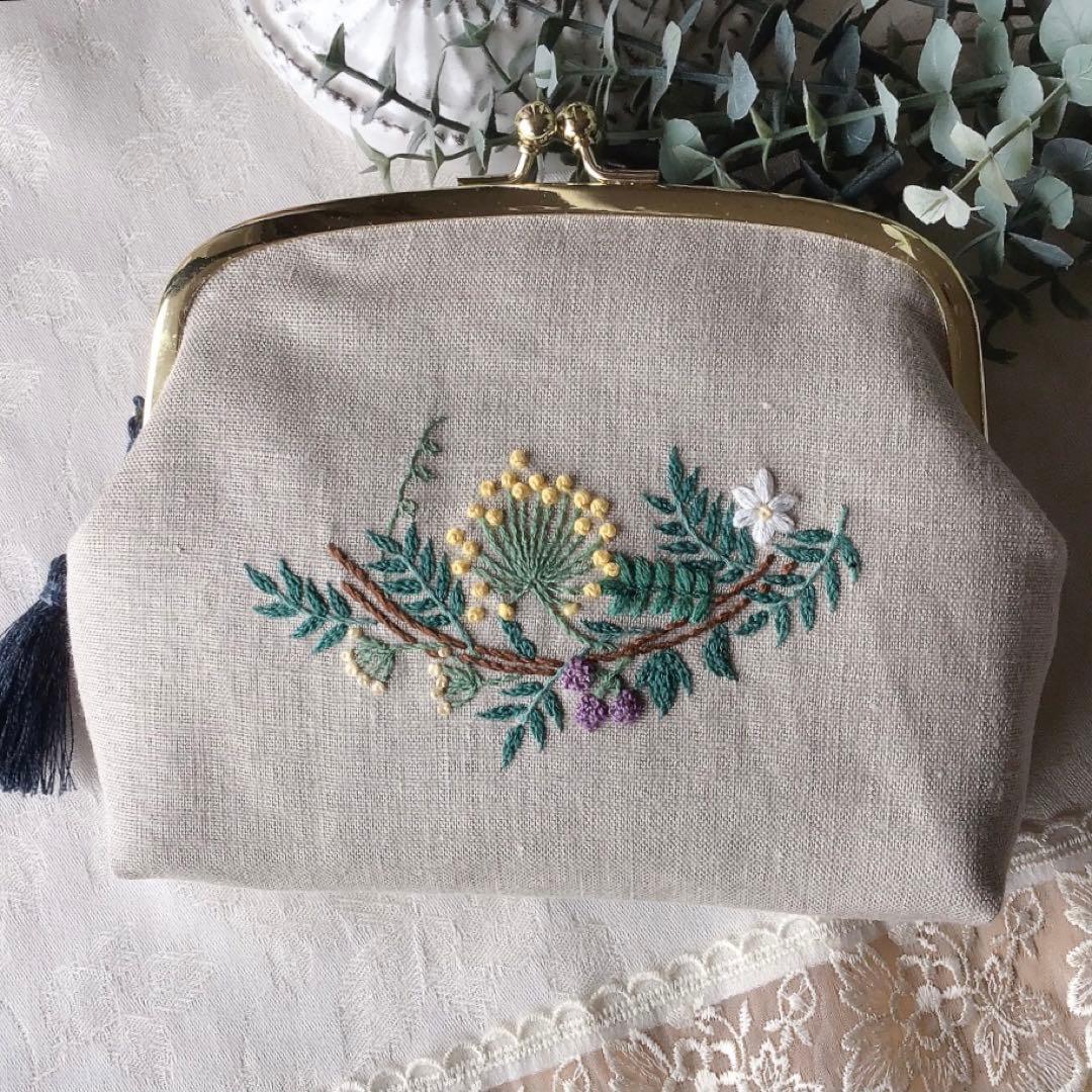 春のリースのがま口ポーチ　モリス　手刺繍　ハンドメイド