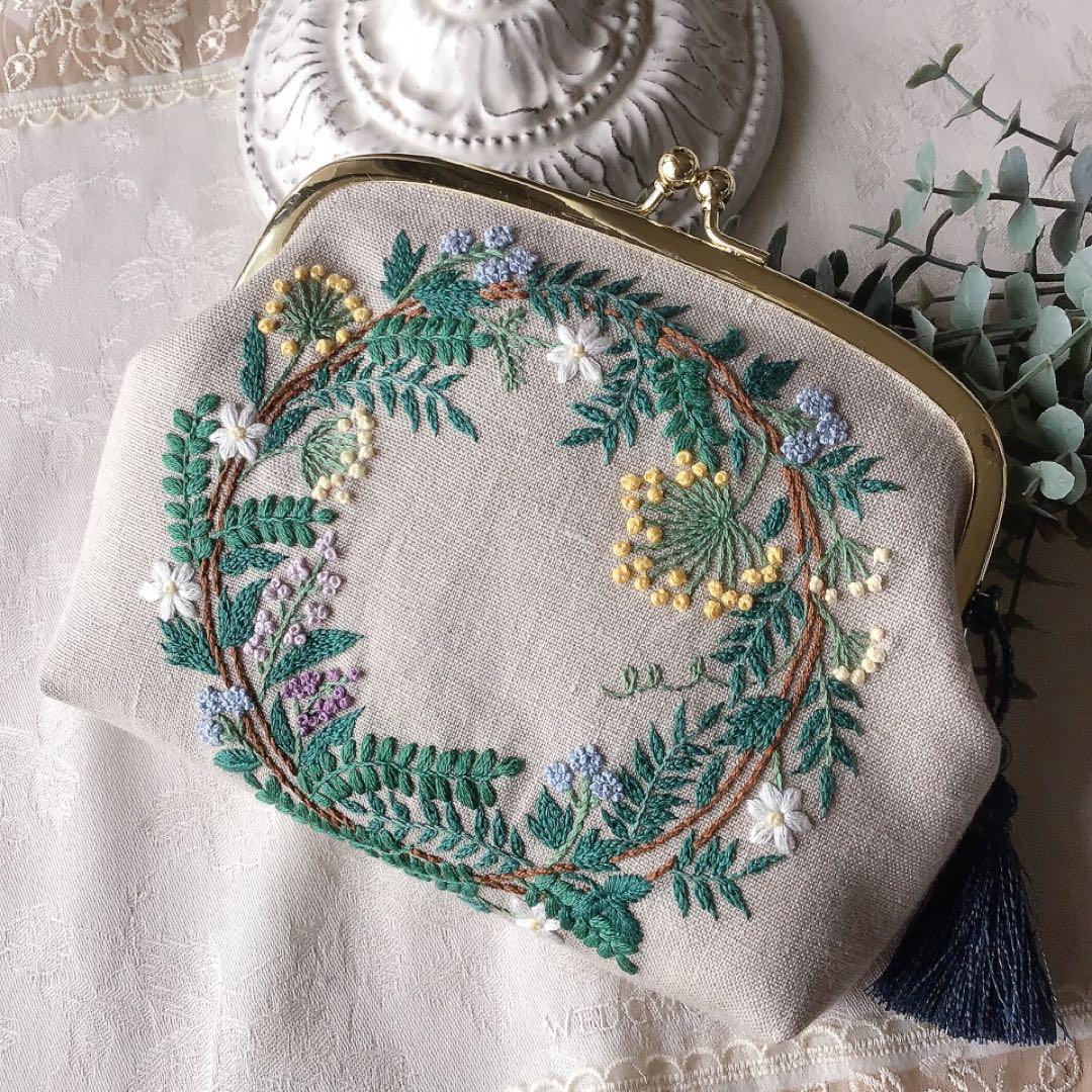 春のリースのがま口ポーチ　モリス　手刺繍　ハンドメイド