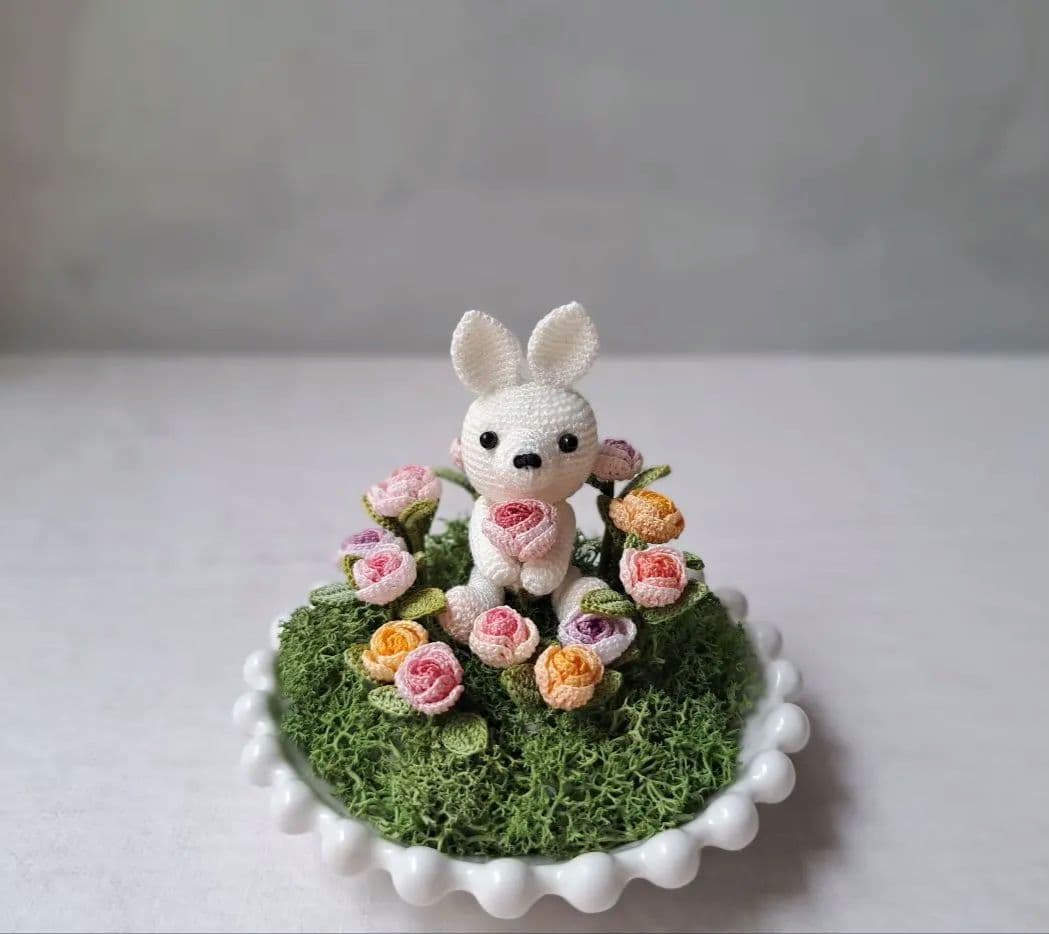 ローズガーデンとうさぎちゃん　レース編み　ハンドメイド　インテリア